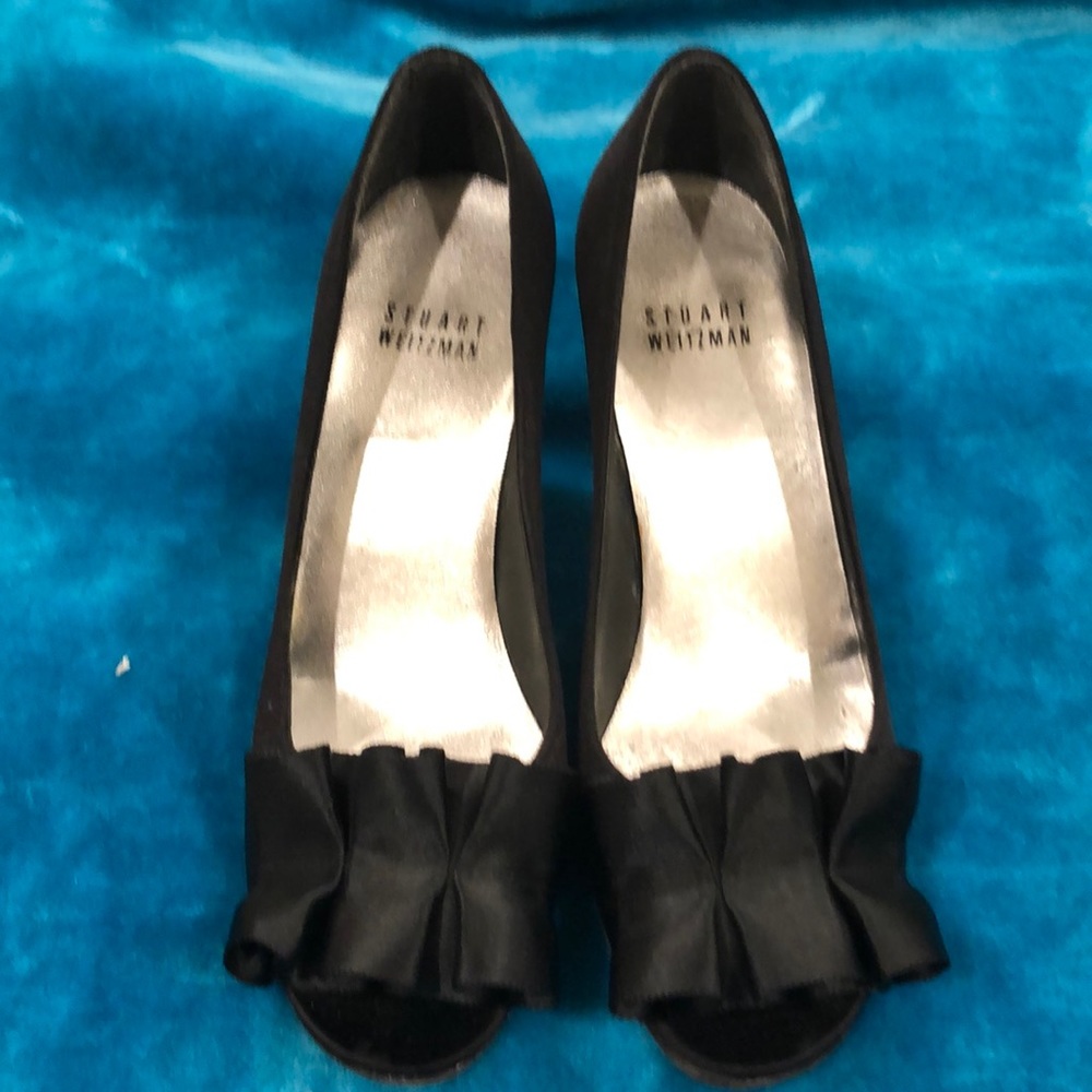 Petite-sized Stuart Weizmann dress pump. Size 4.5.